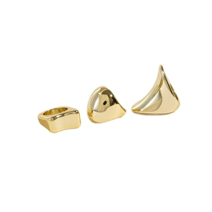 Set di tre anelli geometrici dorati con design metallici astratti e stile minimalista