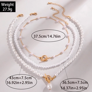 Ensemble de colliers de perles à trois rangs avec fermoirs OT dorés et perle baroque
