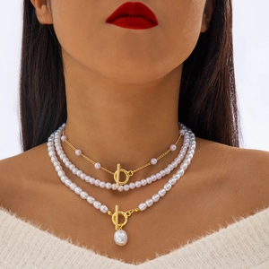 Détail du collier de perles multicouche avec fermoir à bascule OT et perle baroque