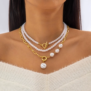 Gros plan d'un collier de perles multicouche avec fermoir OT doré sur un mannequin