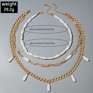 Détail d'un collier multicouche doré avec perles d'imitation et mesures de longueur