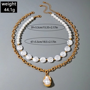 Détail du collier de perles multicouche avec fermoir OT et indication de poids 44,1g