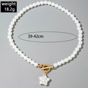 Détail du collier de perles avec fermoir OT, pendentif étoile, poids 18,2g, 39-42cm