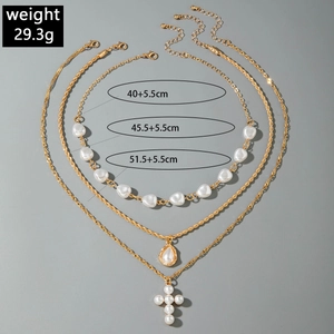 Détail du collier de perles multicouche avec pendentifs croix et goutte et spécifications