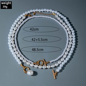 Détail de colliers de perles multicouches avec fermoir OT et dimensions des chaînes dorées