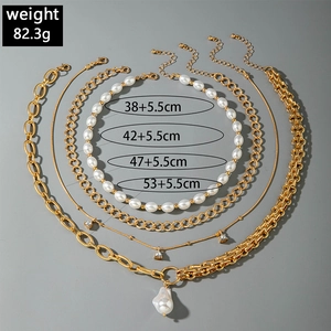Détail de colliers dorés multicouches et perles avec marquage du poids et des dimensions