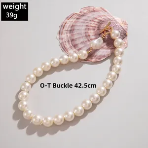 Détail du collier de perles multicouche avec fermoir OT doré et pendentif baroque de 42,5 cm