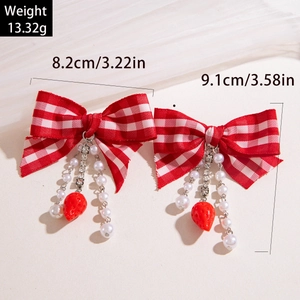 Détail des boucles d'oreilles nœud montrant les dimensions 8,2 cm par 9,1 cm et 13,32g