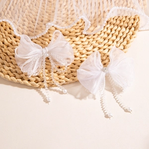 Boucles d'oreilles nœuds en organza blanc avec chaînes de perles romantiques pour femme