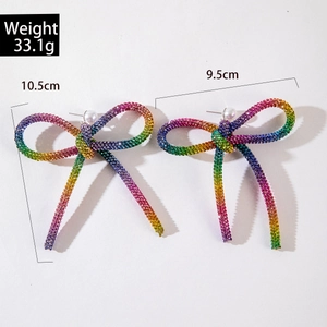 Boucles d'oreilles nœud en strass arc-en-ciel avec perle, détails de taille