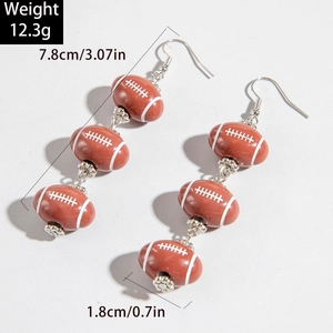 Detailansicht der Football-Ohrhänger aus Harz, Länge 7,8 cm und Gewicht 12,3 g pro Paar