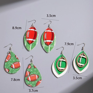 Detail von Football-Ohrringen mit Maßen von 8,9 cm Länge und strukturierter Oberfläche