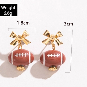 Detail der 3cm langen Rugby-Ohrringe mit goldener Schleife und Breite von 1,8cm im Fokus