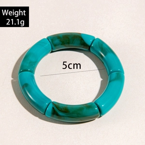 Detail view of turquoise marble acrylic stretch bracelet with 5cm diameter and 21.1g weight