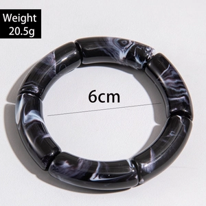 Detail of leopard print acrylic tube bracelet showing 20.5g weight and 6cm inner diameter