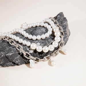 Ensemble de colliers vintage multicouches avec perles baroques et chaîne en métal