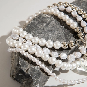 Vue détaillée du collier de perles multicouches avec perles baroques sur une pierre naturelle