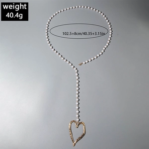 Détail du collier de perles multicouche avec pendentif cœur et dimensions 102,5+8cm