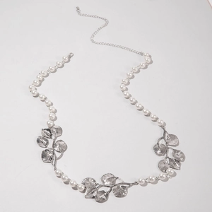 Elegante Perlen- und Silberblatt-Kette mit verstellbarer Länge für Kleider