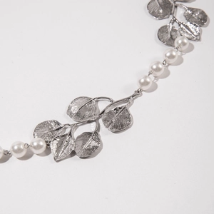 Eleganter Taillengürtel mit silbernen Metallblättern und Perlen für Damenkleider