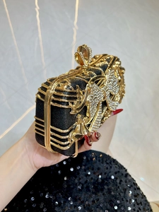 Pochette de soirée noire élégante avec cadre en métal doré et nœud en strass