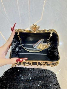 Pochette de soirée chic noir et or avec fermoir strass et bandoulière chaîne