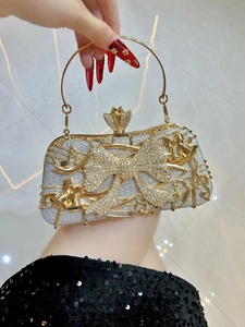 Détail du sac de soirée argenté pailleté avec cadre métallique et nœud strass