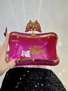 Elegante bolso de fiesta fucsia con cierre de mariposa dorado y cadena