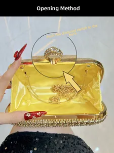 Détail de la pochette de soirée dorée avec fermoir anneau en cristal et doublure satin