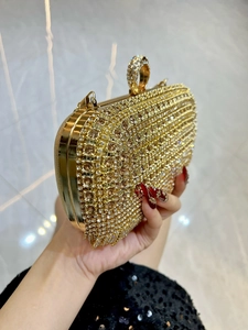 Pochette de soirée dorée étincelante avec cristaux et fermoir à anneau pour les fêtes