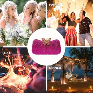 Detalle del bolso de fiesta morado con pedrería y cierre de mariposa dorada elegante