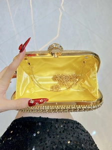 Pochette de soirée dorée avec fermoir anneau en strass et bandoulière en chaîne