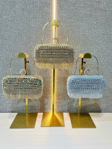 Pochettes de soirée luxueuses en strass dorés et bleus sur des supports élégants