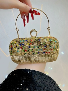 Détail de la pochette de soirée luxueuse dorée ornée de strass colorés brillants