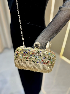 Détail de pochette de soirée avec strass en cristal et pierres précieuses multicolores