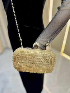 Détail de cette pochette de soirée dorée de luxe avec strass brillants et chaîne