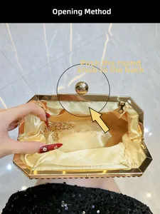 Détail du sac de soirée hexagonal doré avec bandoulière chaîne et fermoir boule