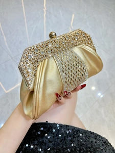 Pochette de soirée dorée luxueuse avec cristaux de strass étincelants et design plissé