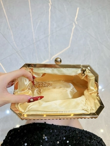 Pochette de soirée dorée avec strass, bandoulière chaîne amovible et doublure en satin