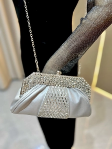 Vue détaillée d'une pochette de soirée en satin argenté avec strass de luxe et chaînette