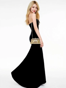 Pochette de soirée dorée étincelante avec diamants et chaîne sur une robe noire