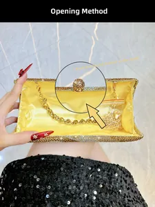 Détail du fermoir sphérique et de la doublure en satin de cette pochette en strass dorés