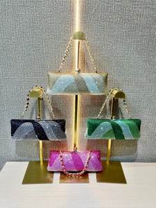 Pochettes de soirée rectangulaires avec motifs strass ondulés et chaînes dorées chic