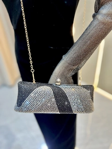 Détail de la pochette de soirée aux strass géométriques et chaîne dorée