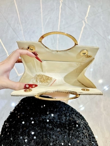 Beige Abendtasche mit Strasssteinen, Goldkette und Magnetverschluss in offener Ansicht