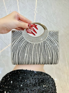 Details der silber-schwarzen Strassstreifen an der Abendtasche mit Metallgriff