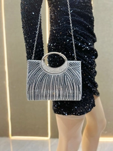 Detailansicht der luxuriösen silbernen Strass-Clutch mit Metallgriff und Kette