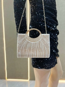 Detail der silbernen Abendtasche mit Strasssteinen und rundem Metallgriff für Hochzeiten