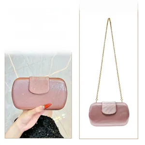 Pochette rose pailletée avec texture verticale et chaîne dorée en deux styles variés