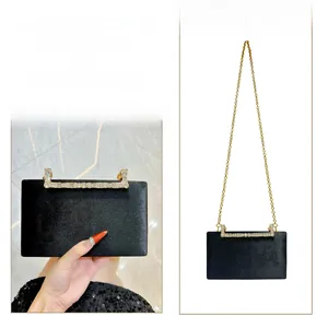 Pochette de soirée en velours noir avec poignée en strass et chaîne dorée amovible